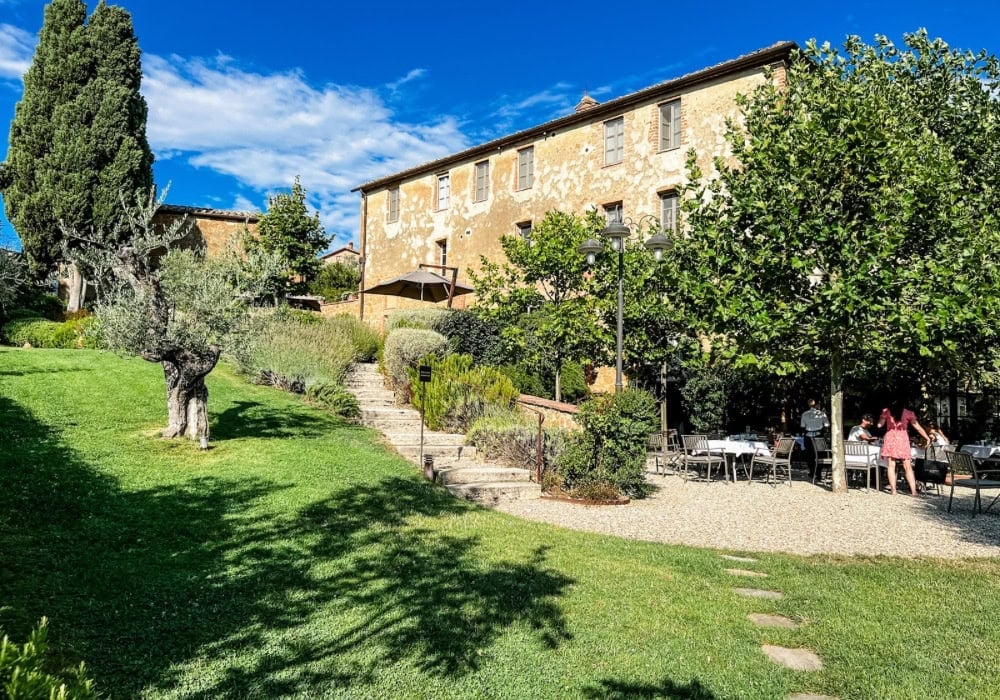 La Moscadella outside