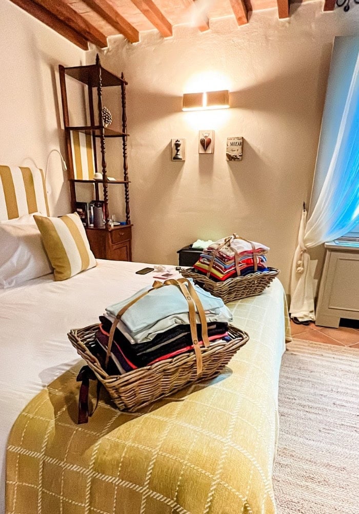 laundry on the bed at La Moscadella